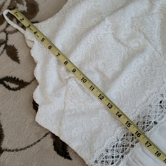 BCX DRESS Junior White Lace Keyhole Sleeveless Halter Knee Length Hi-Lo Dress, 9 - Picture 12 of 16